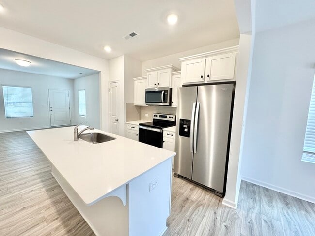 Building Photo - Charming two bedroom 2 1/2 bath townhome