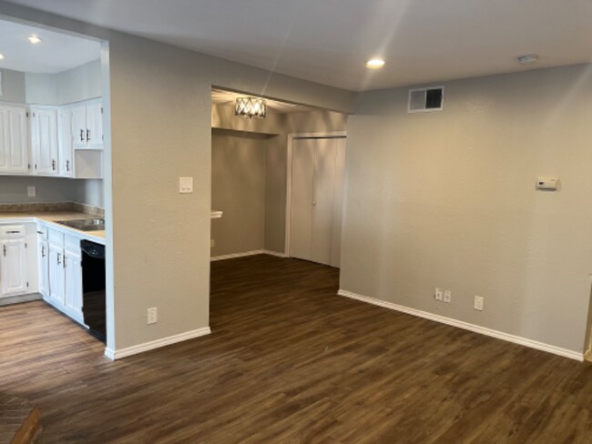 Foto del edificio - 6028 Stoneybrook Dr
