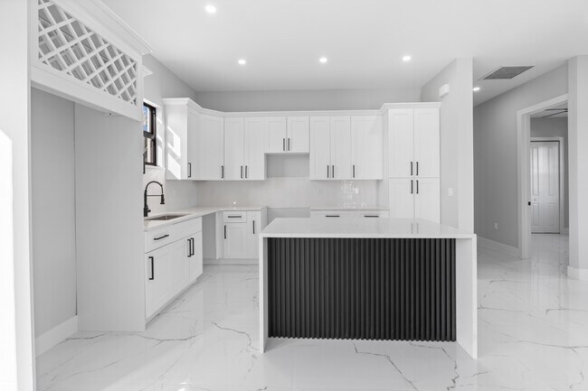 Building Photo - 2603 3rd St SW