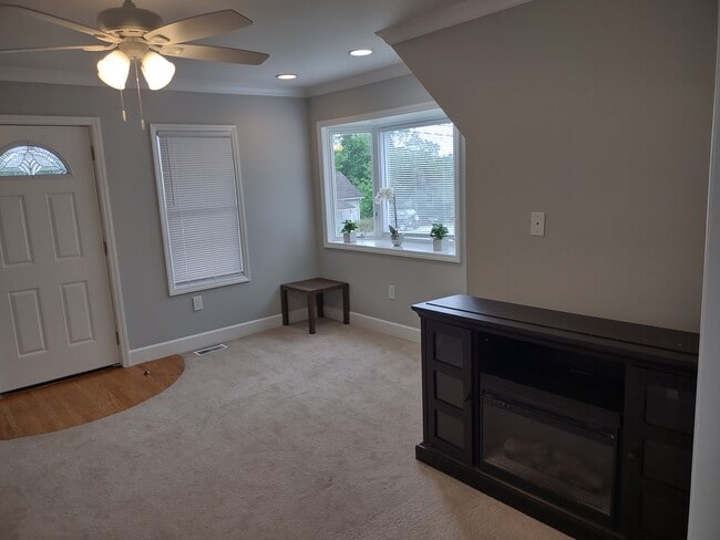 En la sala de estar, fíjense en el hermoso ventanal. - 1208 E Main St