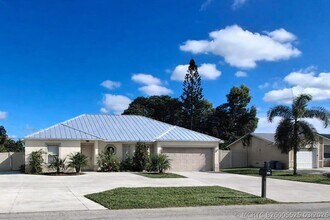 Building Photo - 365 NW Hibiscus St
