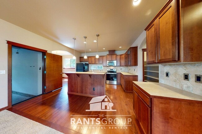 Building Photo - Fantastic Puyallup Neighborhood! Easy Comm...