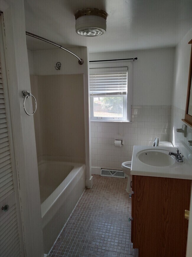 Foto del edificio - 98 Forge Village Rd