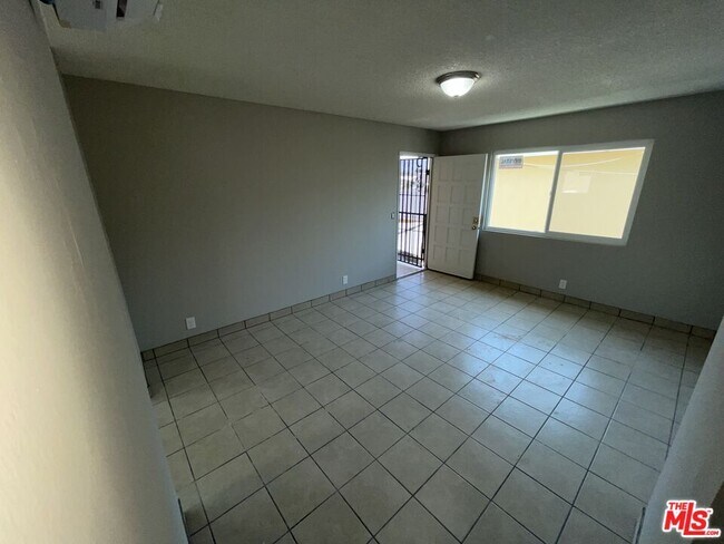 Building Photo - 621 Leonard Ave