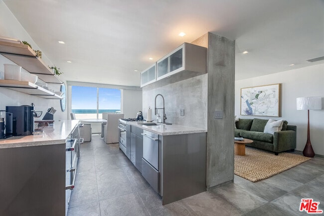 Foto del edificio - 723 Palisades Beach Rd