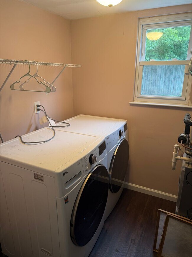 Foto del edificio - Renovated 3BR Split-Level on a Spacious Corner Lot with Garage in Toms River