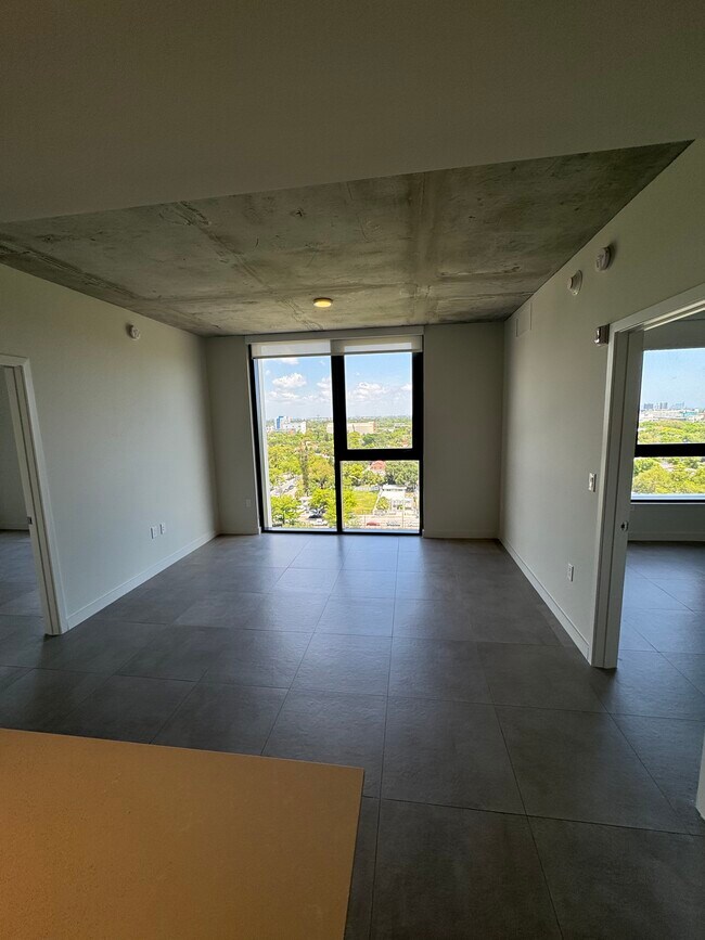 Sala de estar - 138 NW 31st St