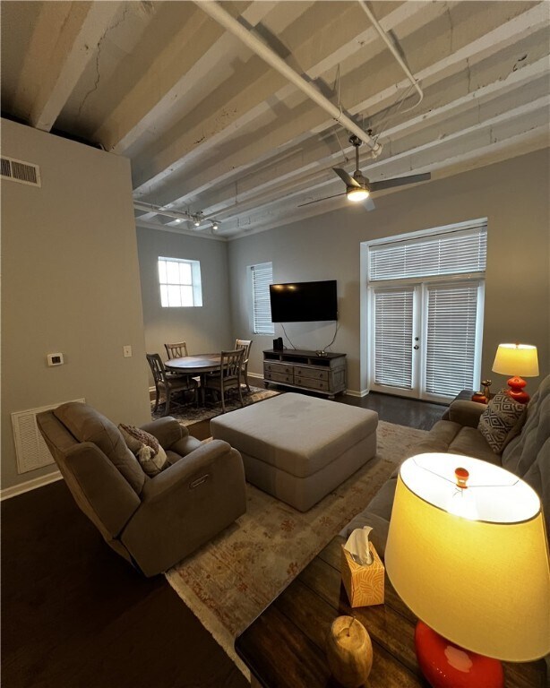 Foto del edificio - 214 N Main St