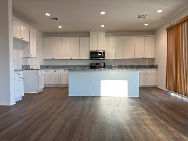 Foto del edificio - Spacious 4-Bedroom in Riverside with 3 Full Baths - 2700 Sq Ft of Space