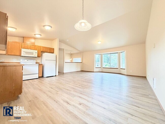 Foto del edificio - Spacious Graham Home with 2-Car Garage & Large Backyard