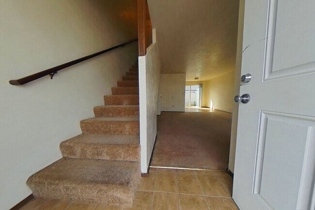 Foto del edificio - 2 Bed Townhouse Near Downtown with Assigned Parking
