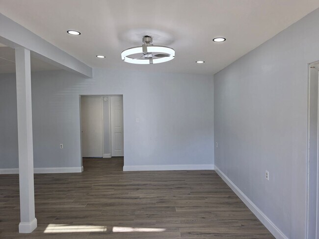 Building Photo - FOR RENT!!! NEWLY RENOVATED 2-BEDROOM TRIPLEX – UTILITIES INCLUDED – PRIME KISSIMMEE LOCATION!