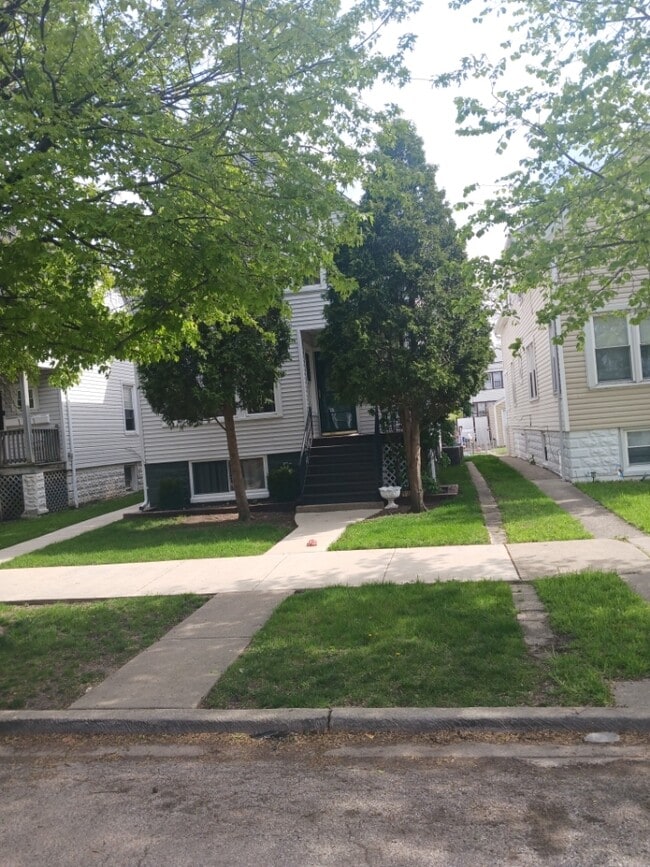 Building Photo - 5925 W Eastwood Ave