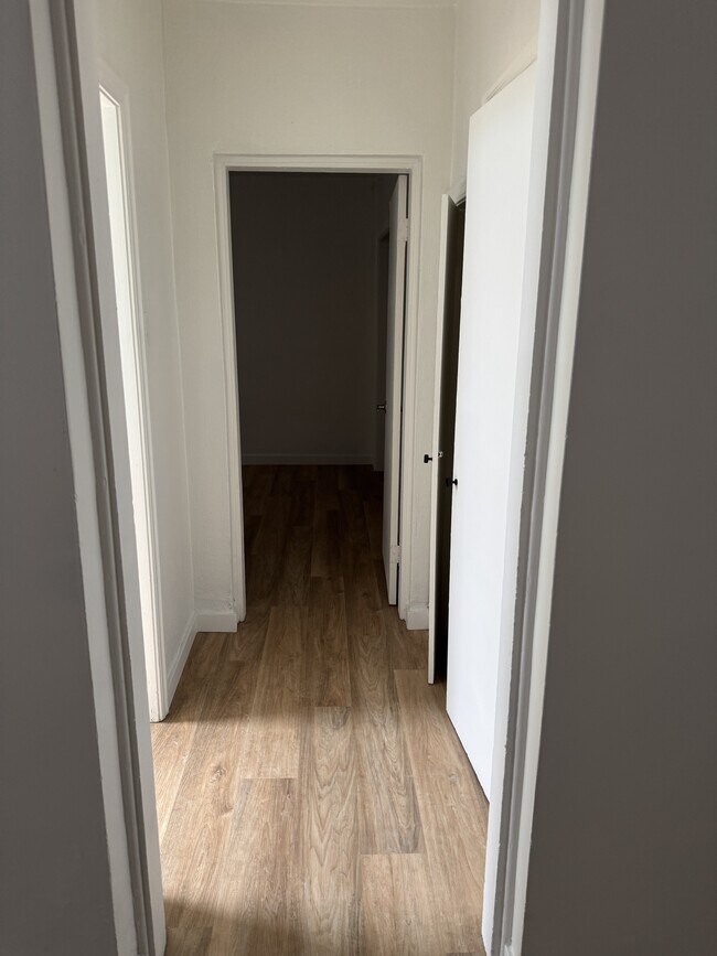 Photo du bâtiment - 12940-12118 118 Ave NW