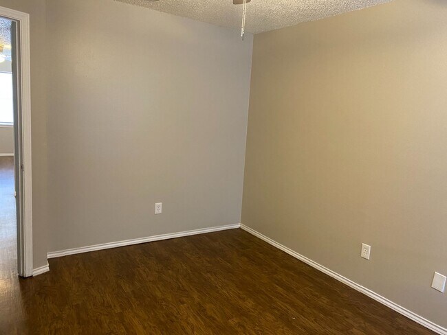 Building Photo - 1412 B COURTNEY PL