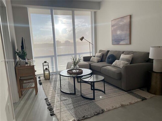 Foto del edificio - 13800 Highland Dr