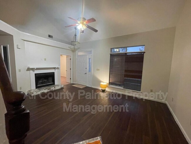 Foto del edificio - 107 Persimmon Cir