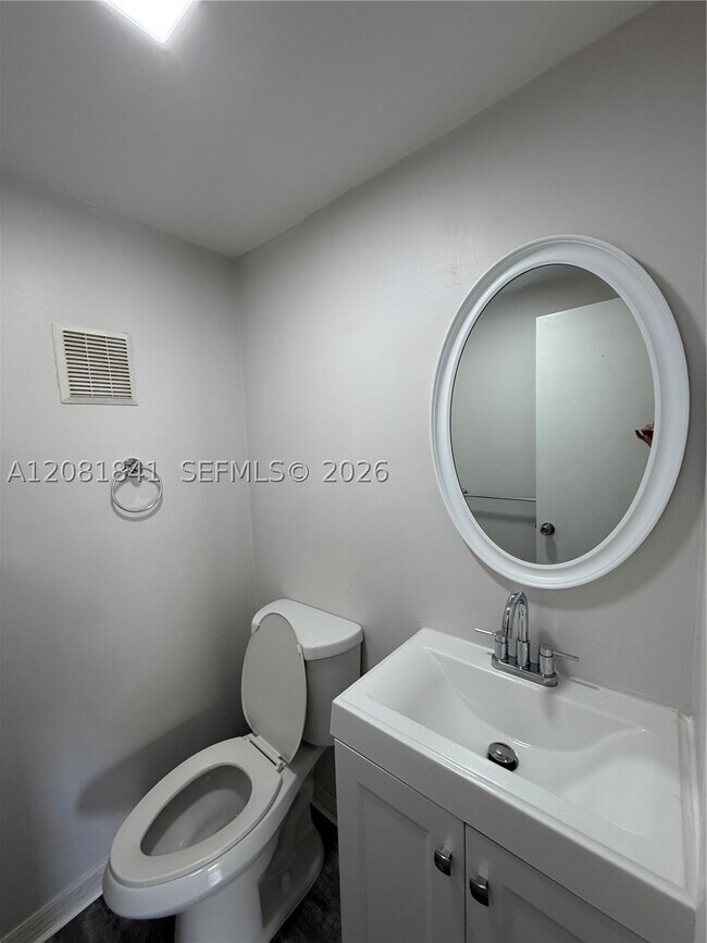 Building Photo - 9371 Fontainebleau Blvd