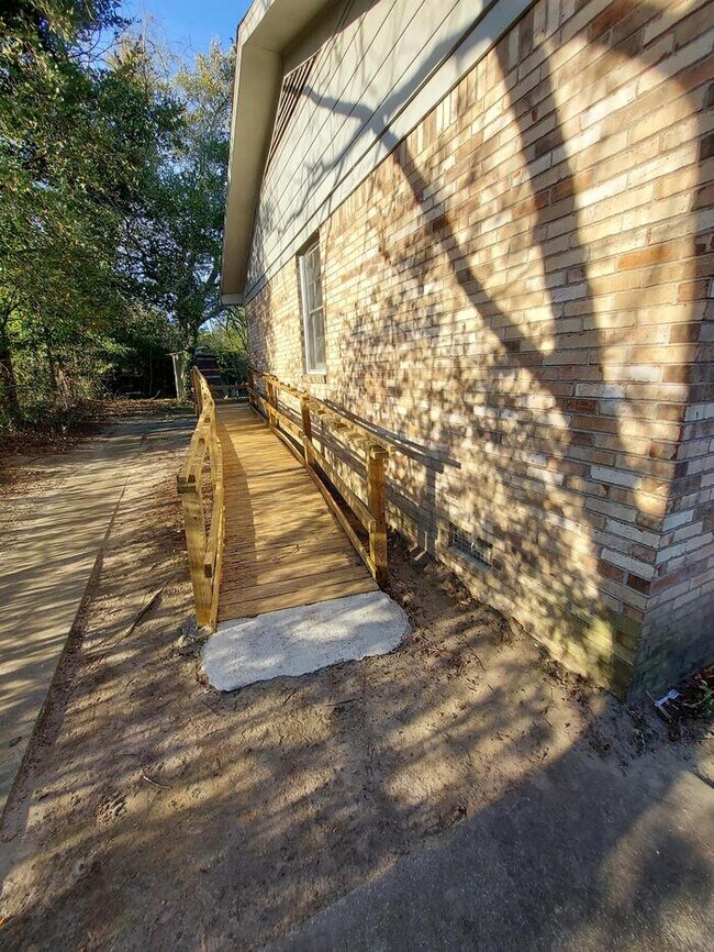 Building Photo - 1428 Naples Ave