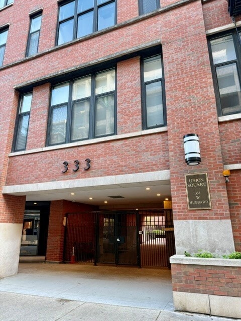 Building Photo - 333 W Hubbard St