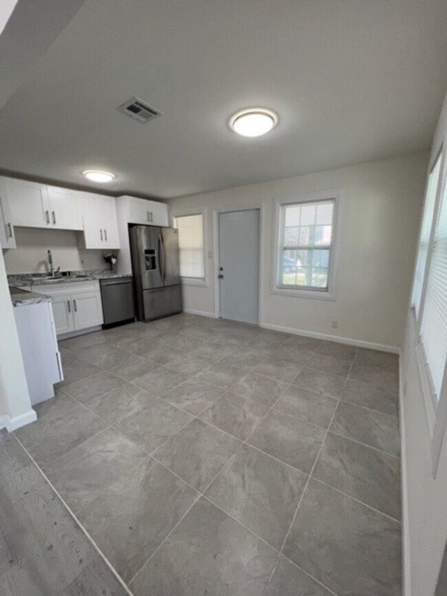 Building Photo - 3 Bedroom, 1 Bath Home