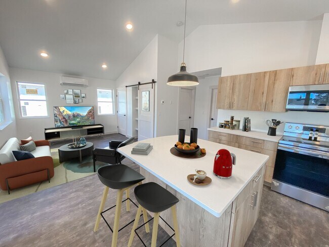 Foto del edificio - AVAILABLE JULY - Modern Farmhouse Style 2 Bed 1 Bath Home