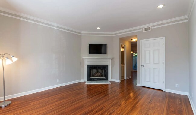 Building Photo - "Charming 2-Bed Haven on Long Boulevard - ...