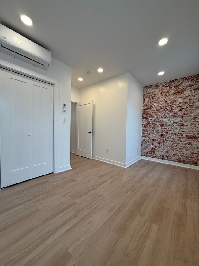 Building Photo - Fully Renovated 1-BR Apartment - Available...