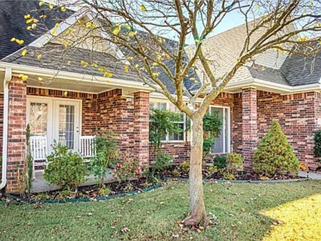 Building Photo - Available September 1st!  4 Bedroom, 3 Ful...