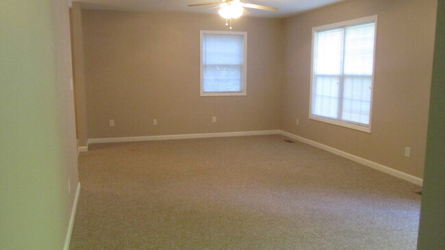Building Photo - Great Location to School, Restaurants and ...