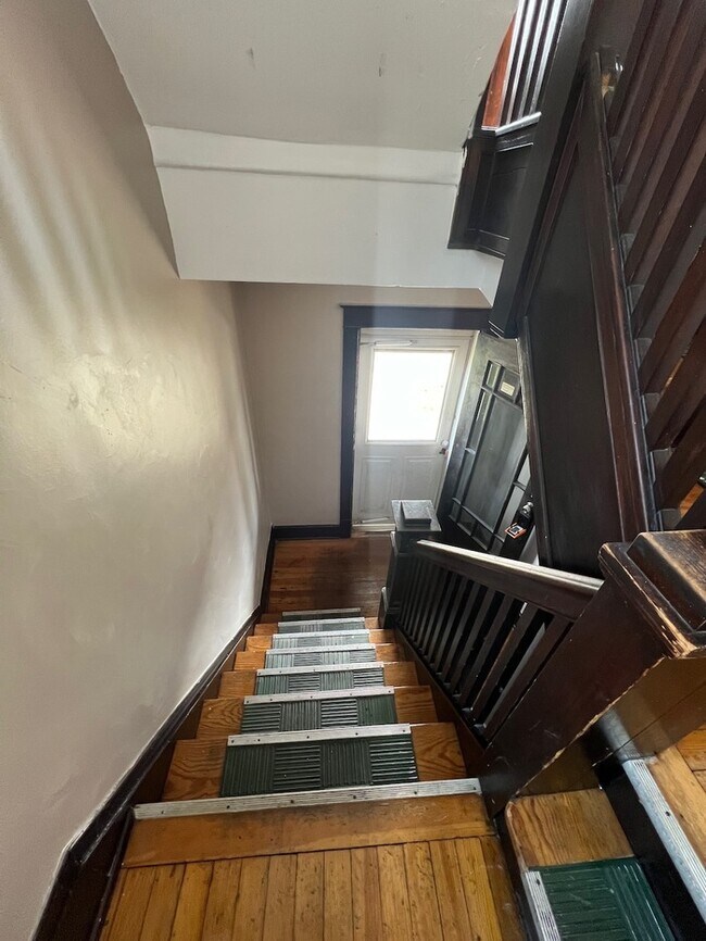 Foto del edificio - Lots of room in this large Price Hill apar...