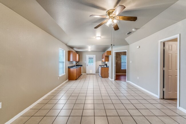 Building Photo - New Braunfels 2/2/1