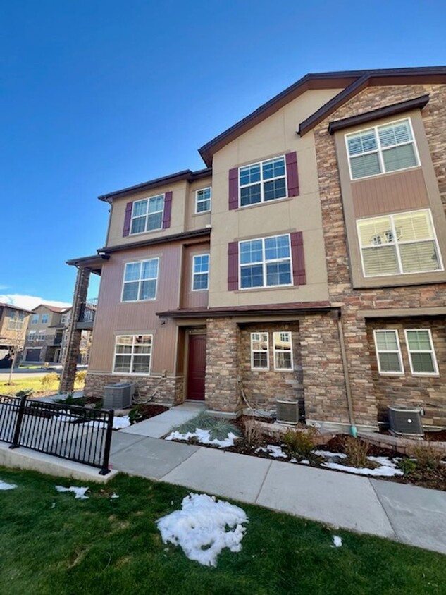 Foto principal - Stunning 2 Bed, 2.5 Bath Townhome