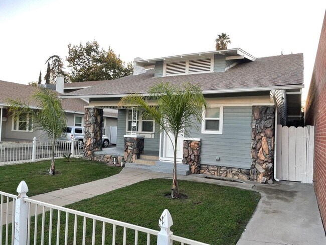 Building Photo - 1141 N Echo Ave