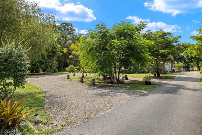 Foto del edificio - 5730 Cedar Tree Ln