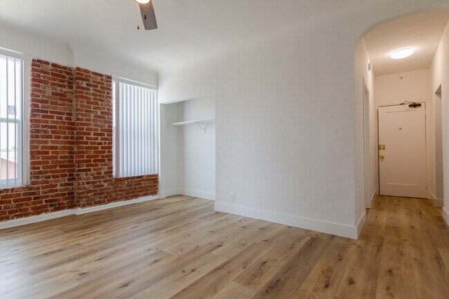 Foto del edificio - Newly Renovated Apartments