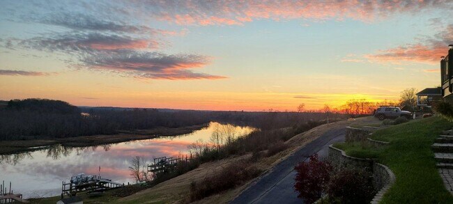 Foto del edificio - 511 Riverview Ct