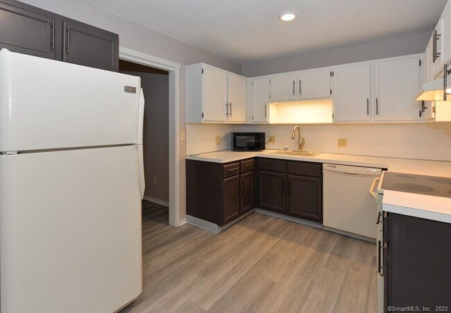 Building Photo - 994 Heritage Vlg