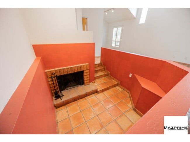 Building Photo - Charming 2/1.5 Phoenix Condo!