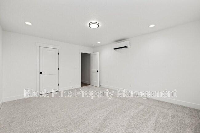 Building Photo - 4654 N Maple Grove Rd