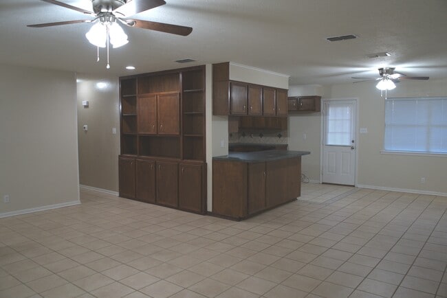 Building Photo - 421 Brigadoon St