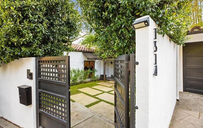 Building Photo - 1514 Sunset Plaza Dr