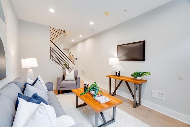 Foto del edificio - Spacious 3BR Home with Finished Basement & Roof Deck