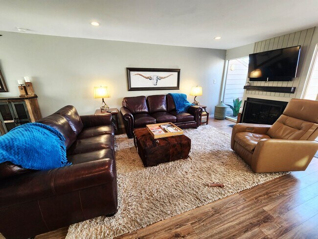 Building Photo - 304 Hi There