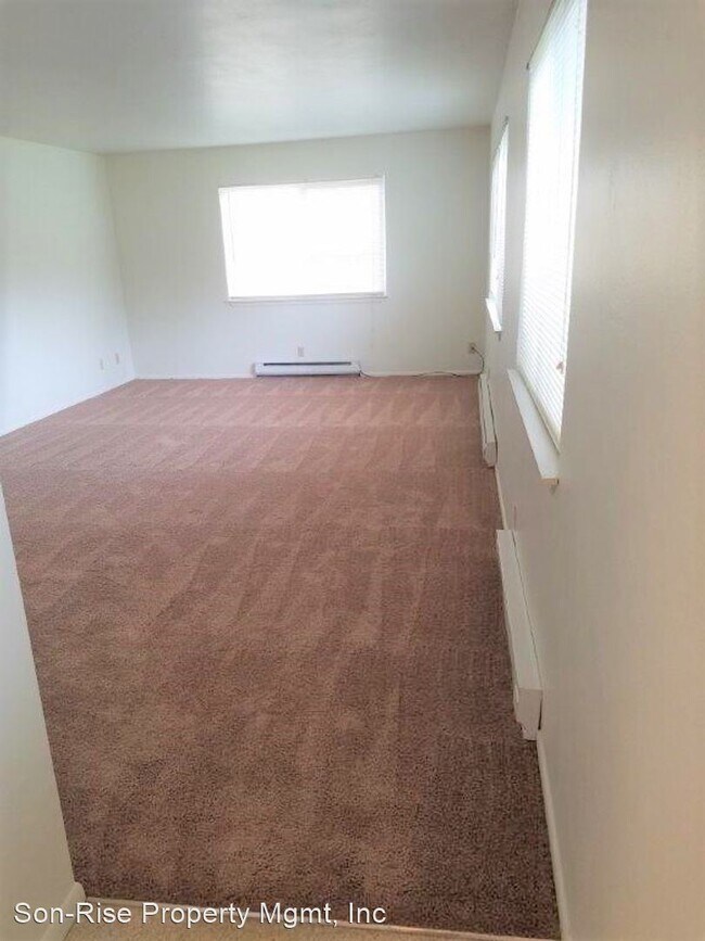 Building Photo - 1420 Lakeway Dr