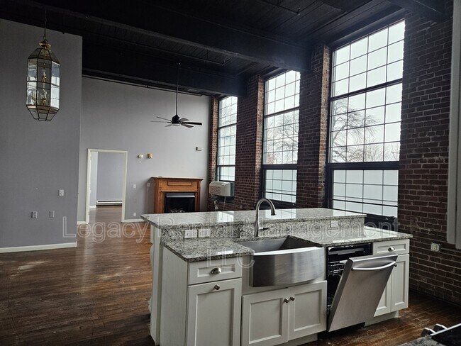 Building Photo - 324 Allen St