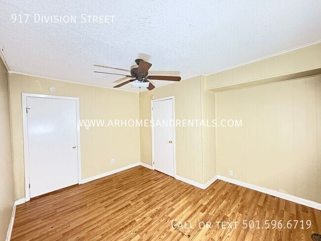 Building Photo - 917 Division St