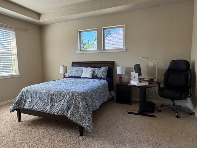 Building Photo - Inviting 3 Bed/2.5bath Corner lot