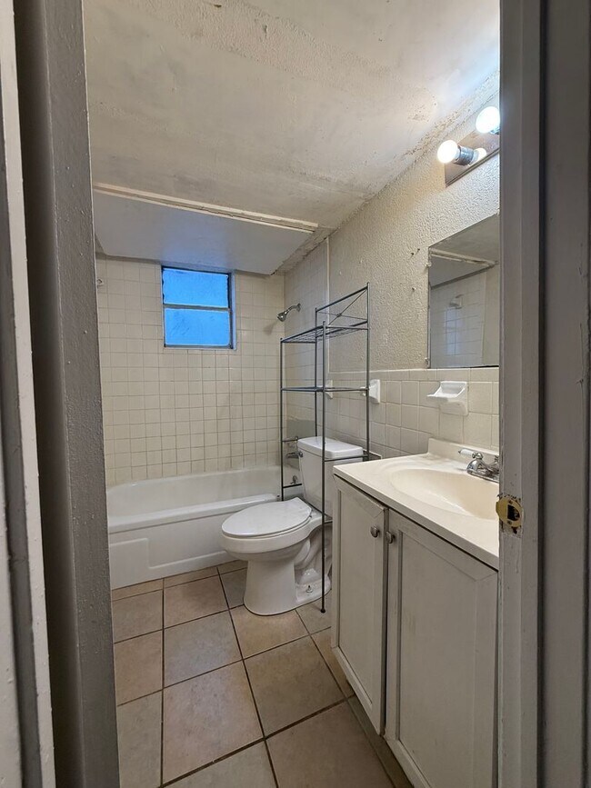Foto del edificio - ALL UTILITIES INCLUDED in Cozy and Convenient 1 bedroom