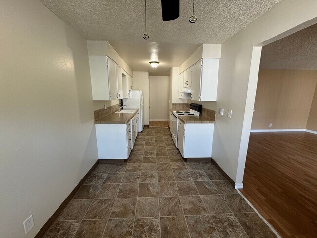 Building Photo - 1 Bed • 1 Bath Downstairs Unit